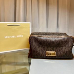 MICHAEL KORS | Jet Set XL Travel Toiletry Bag